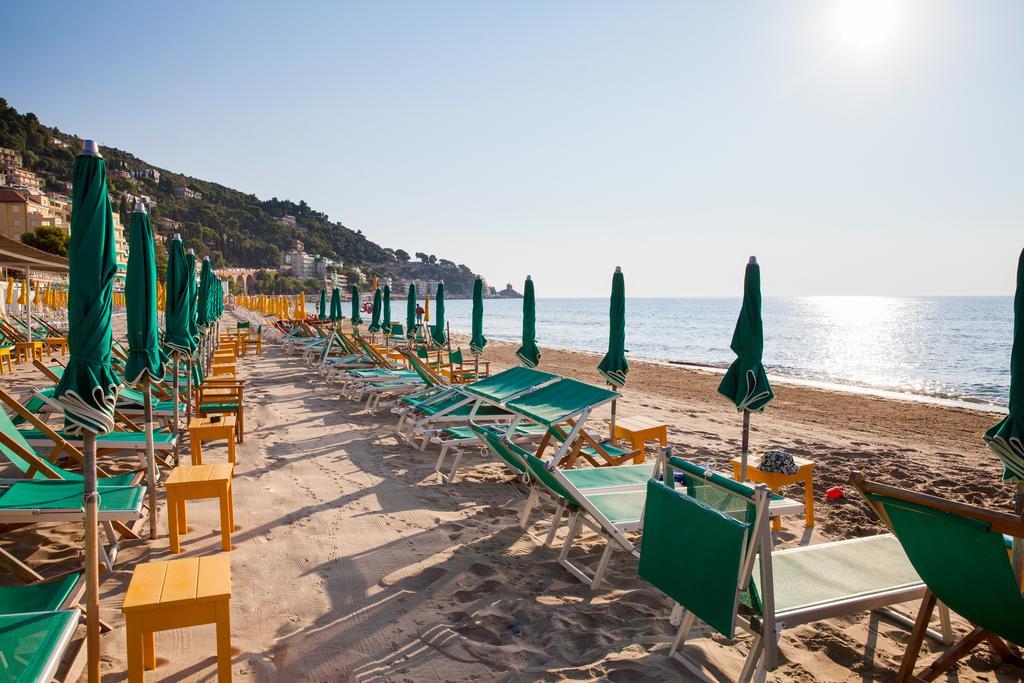 Hotel Beau Sejour Аласио Екстериор снимка