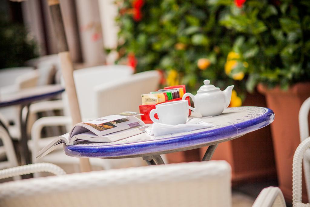 Hotel Beau Sejour Аласио Екстериор снимка