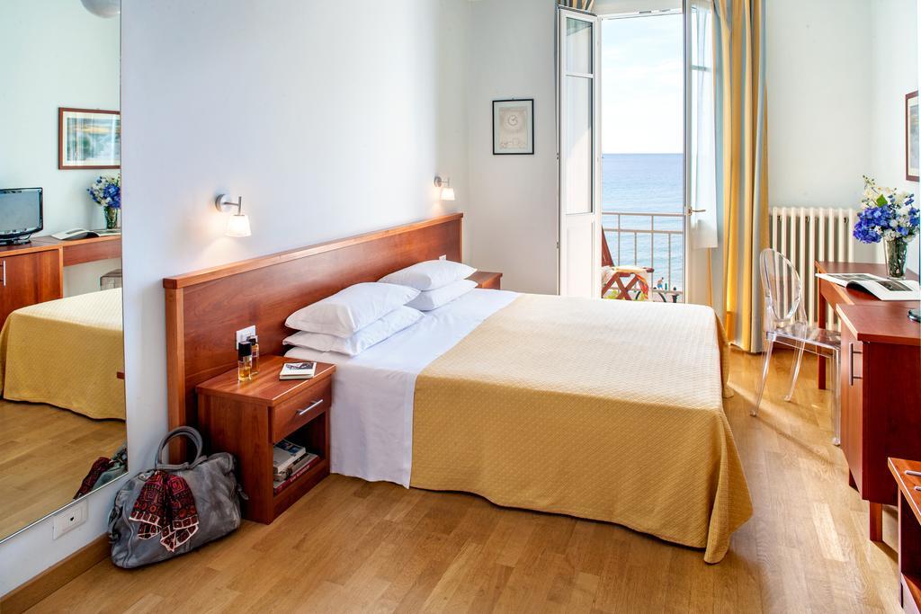 Hotel Beau Sejour Аласио Екстериор снимка