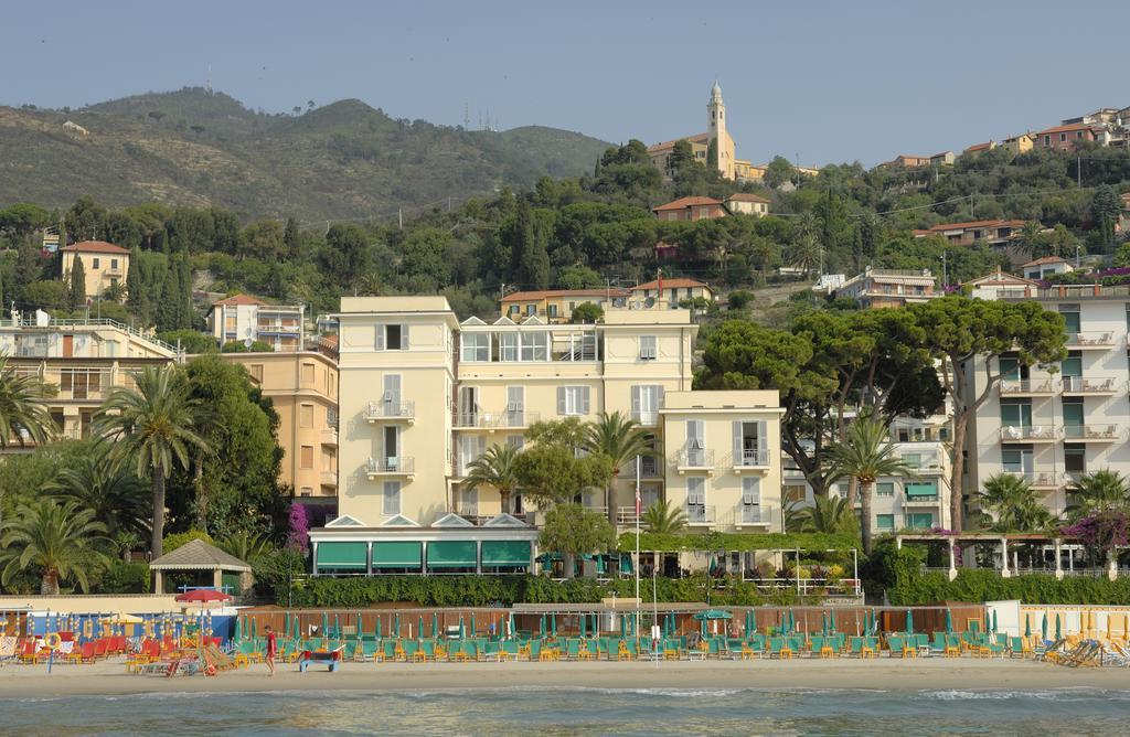 Hotel Beau Sejour Аласио Екстериор снимка